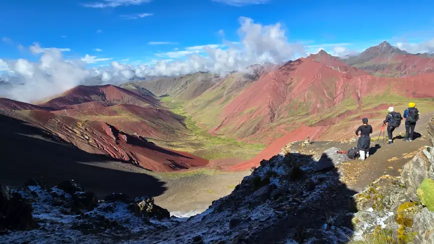 View connecting Rainbow Mountain and Red Valley ridge