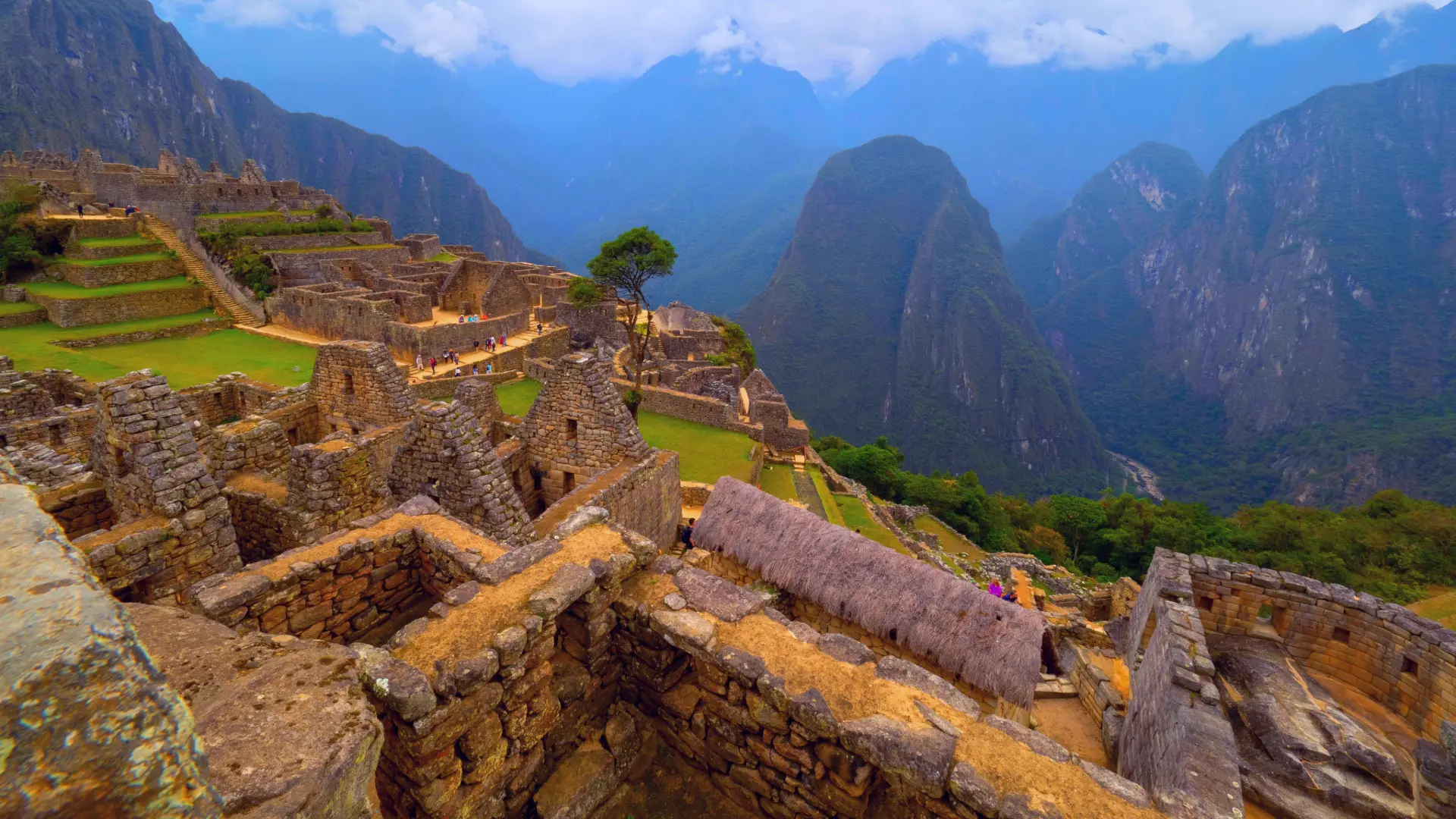 Panoramic view of the Machu Picchu citadel with Huayna Picchu in the background, a testament to the legacy of Pachacutec and Machu Picchu. - Magical Cusco Travel Agency