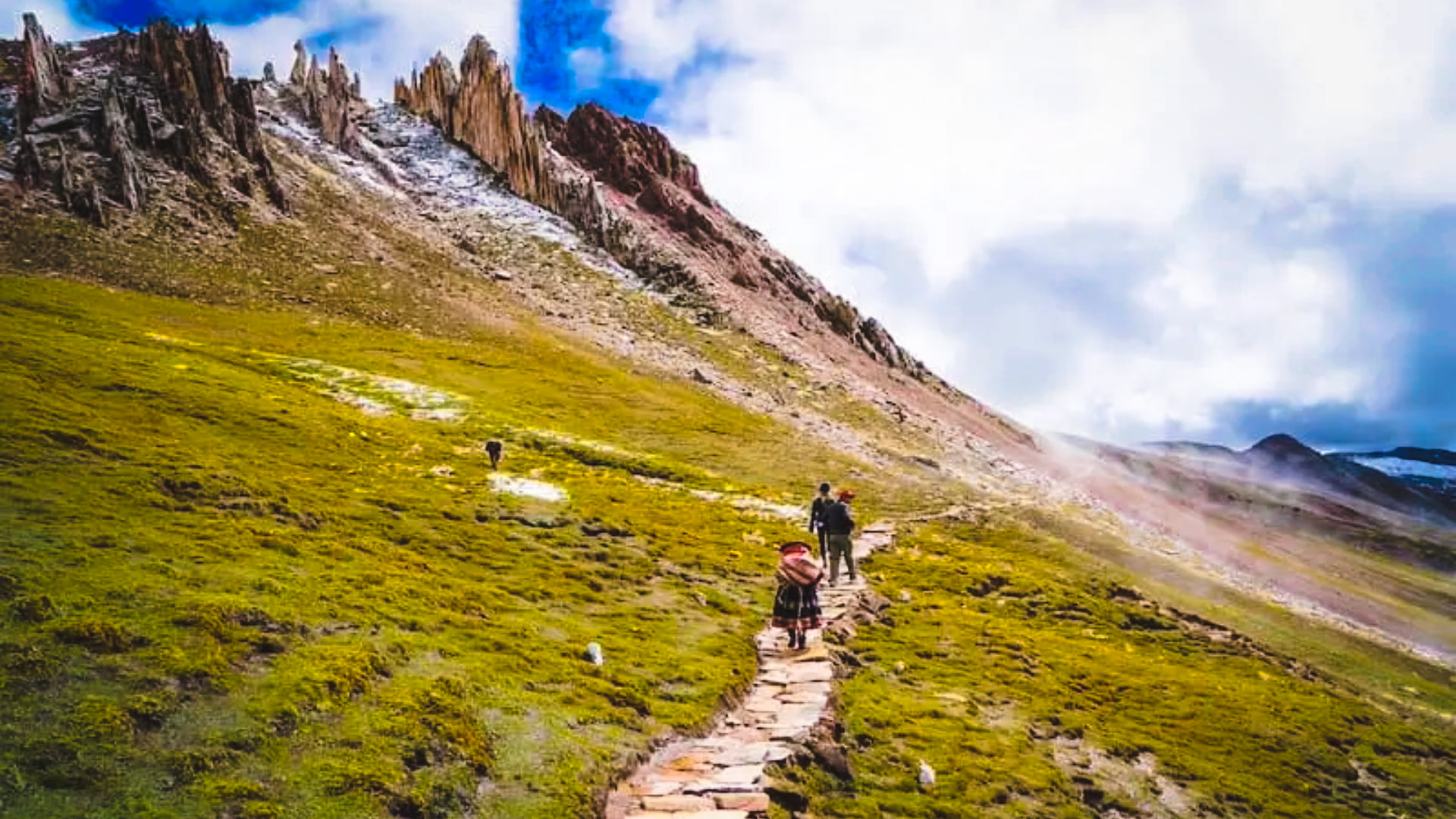 Andean locals navigating the Palccoyo Rainbow Mountain trail, reflecting daily life and Andean Culture in Palccoyo – Magical Cusco Travel Agency